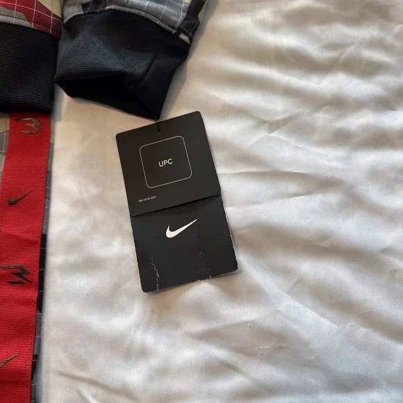 NWT !Nike Boy 2 Piece Jogging Set ~ Gray, green & Red ~ Camouflage - Picture 2 of 8